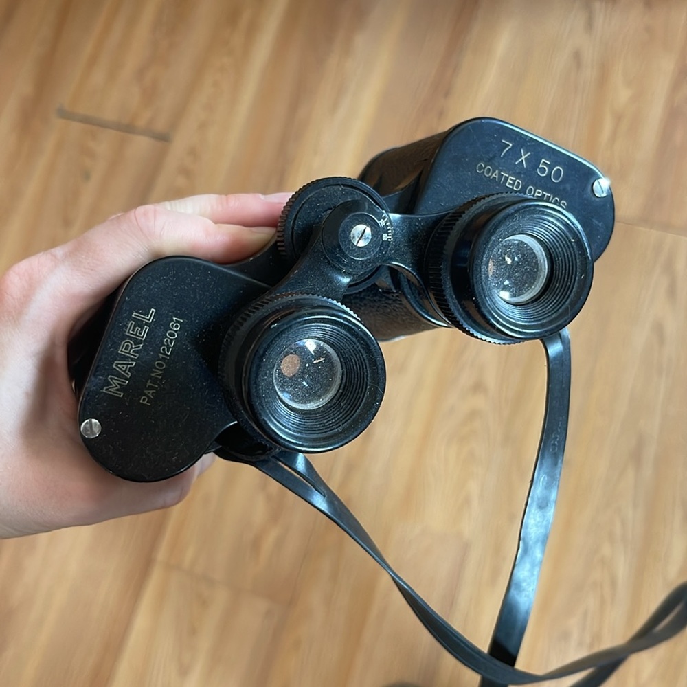 Vintage Black Binoculars with Textured Grip and Central Focus Wheel - Picture 4 of 6